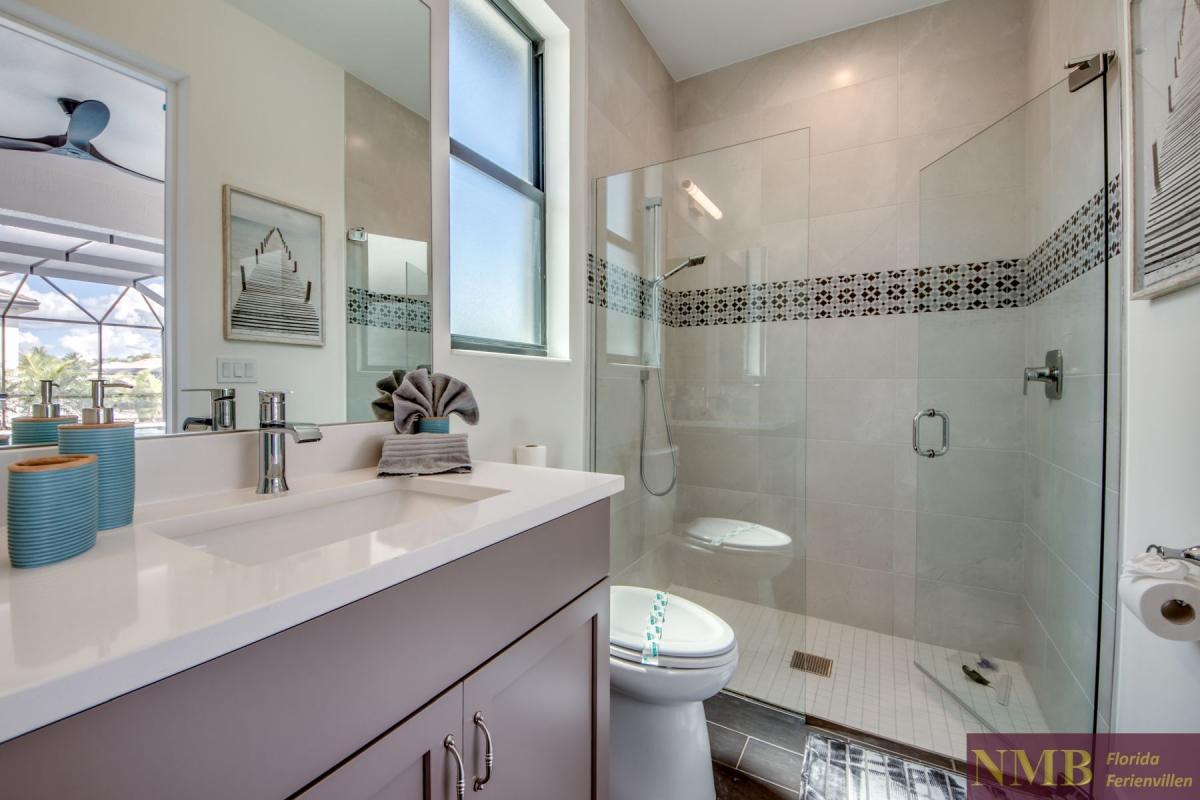 Ferienhaus-Cape-Coral-Bon Voyage_36-Guest-Suite-Pool-Bathroom